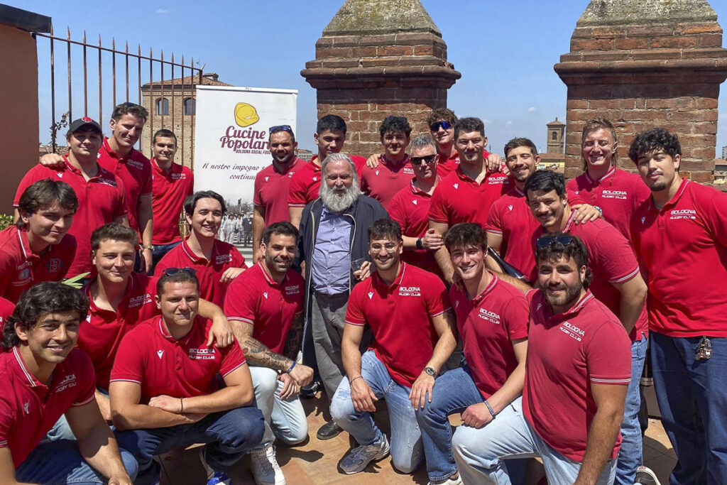 Gli atleti del Bologna camerieri per un giorno di Cucine Popolari