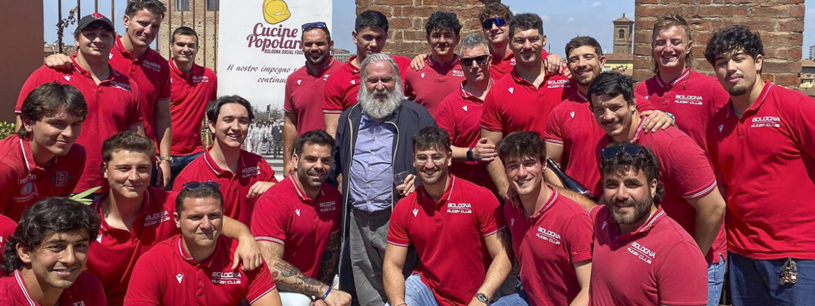 Gli atleti del Bologna camerieri per un giorno di Cucine Popolari