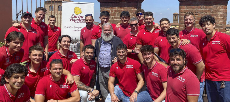 Gli atleti del Bologna camerieri per un giorno di Cucine Popolari